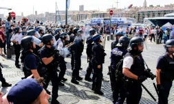Des policiers anti-émeutes sont déployés autour du stade du Vélodrome à Marseille, le 11 juin 2016