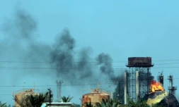 Des réservoirs de gaz en feu aprÚs une attaque dans la raffinerie de Taji (à 20 km au nord de Bagdad), le 15 mai 2016