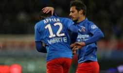 Dennis Appiah (g), alors sous le maillot de Caen, félicité par son coéquipier Nicolas Seube après un but contre Lorient, le 9 avril 2016 au Stade d'Ornano