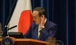 Le Pemier ministre japonais Yoshihide Suga lors d'un point presse sur l'état d'urgence décrété en raison de la recrudescence du Covid-19 dans le Grand Tokyo, le 8 juillet 2021