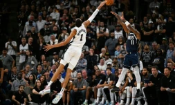Victor Wembanyama au contre face à Kyrie Irving, un des joueurs majeurs des Dallas Mavericks, le 25 octobre 2023 à San Antonio, pour ses débuts en NBA