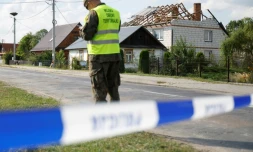 La police et l'armée inspectent les dégâts causés à une maison détruite par les débris d'un drone russe abattu dans le village de Wyryki-Wola, dans l'est de la Pologne, le 10 septembre 2025