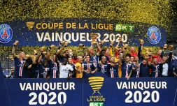 Les joueurs du Paris SG sur le podium avec la Coupe de la Ligue après leur victoire en finale sur Lyon le 31 juillet 2020 au Stade de France