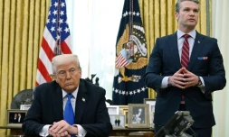 Le président américain Donald Trump et le ministre de la Défense, Pete Hegseth, dans le Bureau ovale à la Maison Blanche, le 21 mars 2025 à Washington