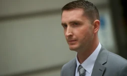 Edward Nero, un des policiers jugés dans l'affaire Freddie Gray, à sa sortie du tribunal le 12 mai 2016 à Baltimore dans le Maryland