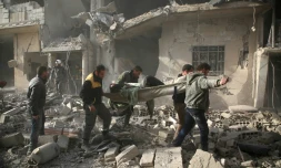 Au milieu des destructions, des secouristes évacuent une victime des raids du régime à Arbine dans la Ghouta orientale prÚs de Damas, le 8 février 2018