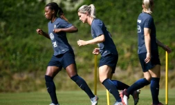 La capitaine des Bleues, Amandine Henry (c), lors d'un entraĂźnement Ă Clairefontaine, le 27 juin 2019