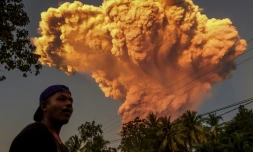 Eruption du volcan Lewotobi Laki-Laki sur l'île de Florès, en Indonésie, le 17 juin 2025