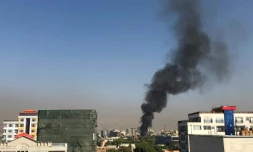 De la fumée s'échappe du site de l'explosion qui a ciblé le convoi d'Amurllah Saleh, le président afghan, à Kaboul, le 9 septembre 2020