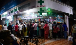 File d'attente devant une pharmacie de Bombay (Inde), le 24 mars 2020