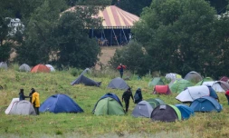 Des manifestants opposés à la future autoroute A69 démontent leurs tentes, près de Puylaurens (Tarn), le 9 juin 2024
