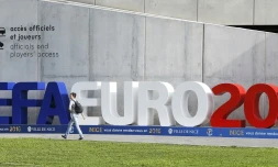Installation aux couleurs de l'Euro-2016 en France, devant l'une des entrées de l'Allianz Riviera à Nice, le 14 octobre 2015