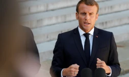 Le président français Emmanuel Macron s'adresse à la presse devant l'Elysée, le 22 août 2019.