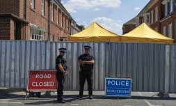 Des policiers en faction le 8 juillet 2018 devant un foyer de sans-abri où vivait Dawn Sturgess à Salisbury dans le sud-ouest de l'Angleterre
