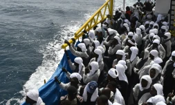 Des migrants secourus en Méditerranée à leur arrivée le 26 mai 2016 à Cagliari en Sardaigne 