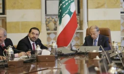 Le président libanais Michel Aoun (D) et le Premier ministre Saad Hariri (G) lors d'un conseil des ministres, le 5 décembre 2017 à Baabda, près de Beyrouth