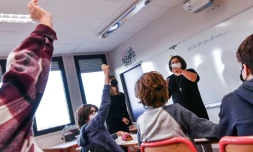Une enseignante fait cours à Lyon le 15 octobre 2021