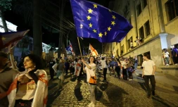Une manifestante brandit un drapeau européen pendant une manifestation contre le projet de loi sur "l'influence étrangÚre", le 28 avril 2024 à Tbilissi