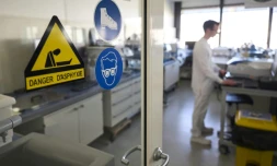 Un technicien procède à des analyses dans le laboratoire central d'analyse des contrefaçons de Sanofi, le 18 mars 2025 à Tours