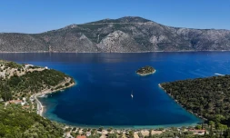 Vue aérienne de la plage de Dexa sur l'île grecque d'Ithaque, le 3 août 2026, patrie d'Ulysse, héros de la mythologie grecque.