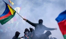 Des manifestants brandissent des drapeaux kanak à Nouméa, en Nouvelle-Calédonie, le 28 septembre 2024
