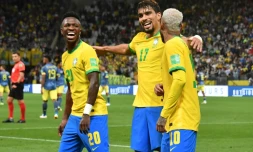 Le Brésilien Lucas Paqueta (c) avec ses coéquipiers Vinicius Junior (g) et Neymar (d), lors du match de qualification au Mondial-2022 face à la Colombie le 11 novembre 2021