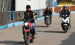 La monitrice Maryam Ghelich (g) guide les élÚves Elham (c) et Mona sur leurs scooters dans un centre d'entraßnement du nord de Téhéran, le 7 décembre 2025 en Iran