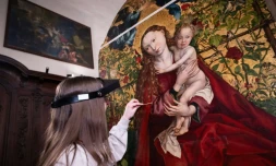 Une experte travaille à la restauration de "La Vierge au buisson de roses" peinte en 1473 par Martin Schongauer, le 5 mars 2026 dans l'église des Dominicains à Colmar, dans le Haut-Rhin