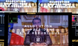 L'allocution du président Emmanuel Macron sur les écrans du bureau de l'AFP, à Paris, le 5 décembre 2024