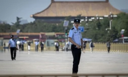Des policiers sur la place Tiananmen le 3 juin 2019, à la veille du 30e anniversaire de la répression sanglante des manifestations