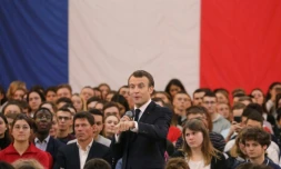 Le président Emmanuel Macron débat avec des jeunes à Etang-sur-Arroux (Saône-et-Loire), le 7 février 2019  