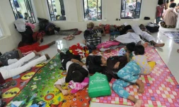 Des rescapés se reposent dans une mosquée à Tenjolahang, dans la province indonésienne de Banten le 26 décembre 2018, après le tsunami consécutif à une éruption volcanique