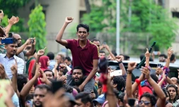 Des manifestants réunis à l'appel d'une organisation étudiante bangladaise lancent un appel à la désobéissance civile après les affrontements qui ont fait plus de 200 morts en juillet, le 3 août 2024 à Dacca 