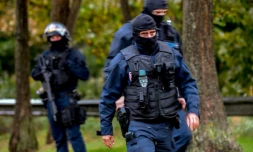 Des policiers en perquisition à Grande-Synthe, dans l'orbite de l'association "Centre Zahra France", le 2 octobre 2018