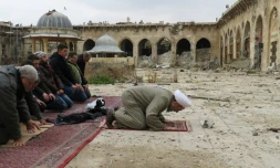 Des Syriens prient dans la mosquée des Omeyades dévastée, le 17 décembre 2016, à Alep.