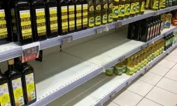 Des rayons vides d'un supermarchĂ© oĂč manque l'huile vĂ©gĂ©tale de tournesol, le 5 avril 2022 Ă Paris