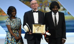 Jacques Audiard et les acteurs sri-lankais Kalieaswari Srinivasan (g) et Jesuthasan Antonythasan récompensés pour le film "Dheepan", le 24 mai 2015 au Festival de Cannes