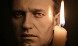 Un homme tient une bougie et une photo de l'opposant russe Alexeï Navalny, mort en 2024 dans des circonstances troubles en prison, lors d'un rassembleemnt devant le consulat russe à Franfort, le 16 février 2024 