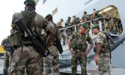 Des militaires français embarque sur un navire de guerre Mistral à Toulon, le 18 juillet 2006 