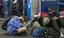 Des passagers attendent à l'aéroport international de Los Angeles, en Californie, le 24 décembre 2021
