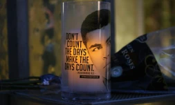 Une phrase de Mohamed Ali disant "Ne compte pas les jours, fais que chaque jour compte", sur un mémorial improvisé à Louisville, Kentucky le 8 juin 2016