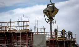 Des milliers de travailleurs de la construction et du BTP notamment, en contact avec la silice cristalline, un minéral, sont particuliÚrement exposés au risque de développer une maladie respiratoire comme le cancer broncho-pulmonaire, selon une étude publiée mercredi par l'Anses.