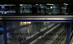 Un texte en hommage aux victimes des attentats Ă la bombe du 11-M sur une vitre de la gare d'Atocha Ă Madrid, le 10 mars 2024