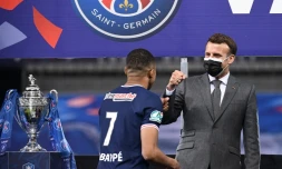 Kylian Mbappe l'attaquant du PSG et de l'équipe de France de football, félicité par Emmanuel Macron après la victoire de Paris face à Monaco en finale de la Coupe de France au Stade de France à Saint-Denis le 10 mai 2021