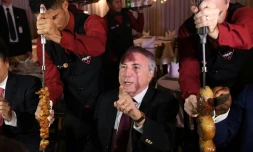Le président brésilien Michel Temer lors d'un barbecue auquel des ambassadeurs étrangers étaient invités après une réunion  d'urgence sur le démantèlement d'un réseau de commercialisation de viande avariée au Brésil, le 19 mars 2017 à Brasilia