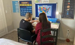 Aracelis Bonet, 50, agent immobilier, fait l'école à la maison pour son fils Adam Martinez, 14 ans, qui souffre d'autisme sévère, à Orlando, en Floride, le 1er octobre 2020