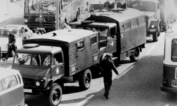 Des véhicules blindés arrivent au village olympique de Munich, le 5 septembre 1972, lors de la prise d'otages de sportifs israéliens par un commando palestinien