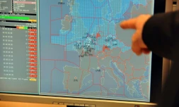 Un expert d'Eurocontrol devant une carte du trafic aérien, à Bruxelles le 16 avril 2010
