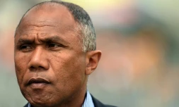 Antoine Kombouaré, alors entraîneur de Lens (L2), suit le match face à Montpellier, le 10 mai 2015 à Amiens