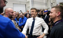 Le président-candidat à sa réélection Emmanuel Macron serre la main d'un ouvrier à l'usine Siemens Gamesa au Havre, nord-ouest, le 14 avril 2022